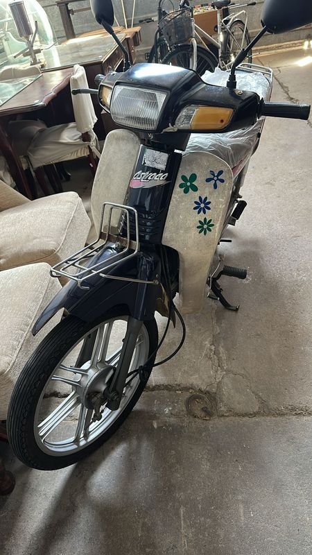 Lote anterior: Moto de tres cambios, pollerita y llantas de aleación