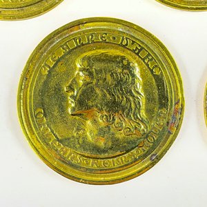 Conjunto de Cinco Posavasos Redondos en Bronce con Perfil Clásico - imagen 3