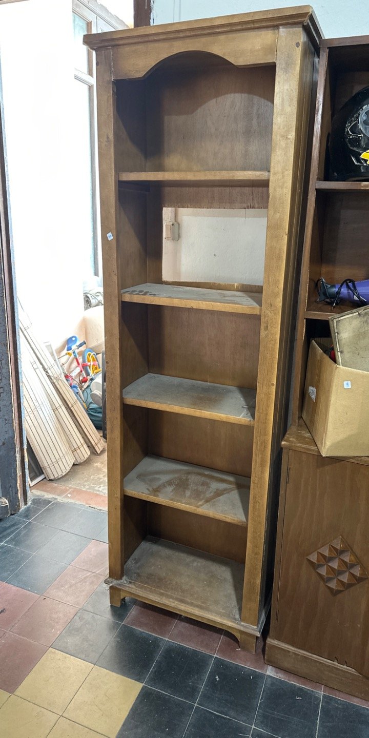 Lote siguiente: Librería de madera con diseño sencillo