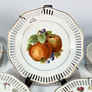 Seis Platos de Porcelana Blanca con Decoración de Frutas y Borde Calado - imagen 2