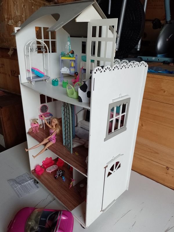Casa de muñecas con muebles y accesorios - imagen 7