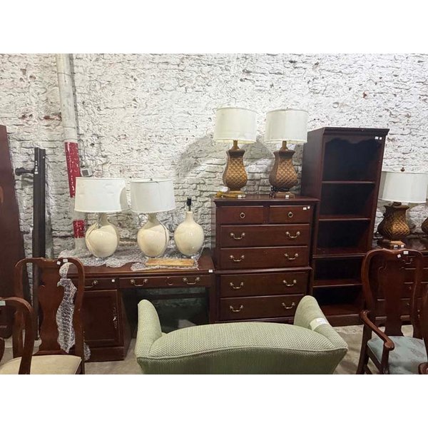 Lote de Muebles y Lámparas de Madera Estilo Clásico - imagen 1