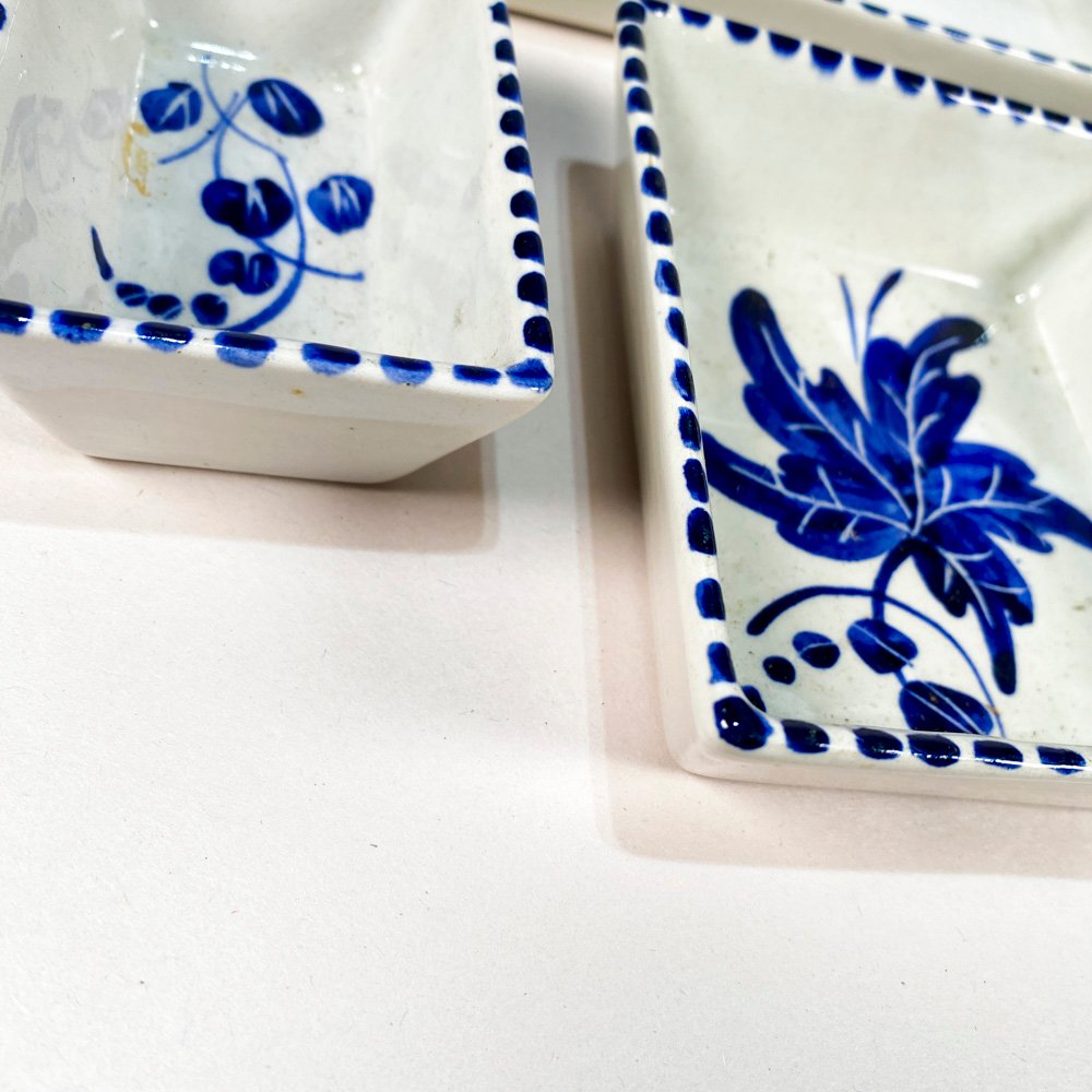 Cuatro platos cuadrados en cerámica con decoraciones azules - imagen 2