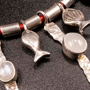 Colgante Plata 950 con Piedra Lunar, Cuero y Dijes - imagen 2