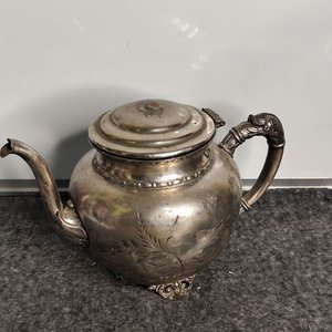Jarra Antigua de Bronce y Metal con Base Decorativa - imagen 8