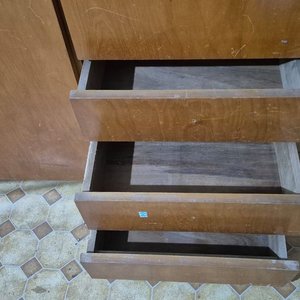 Ropero de Madera con Tres Puertas, Estantes y Cajones - imagen 4