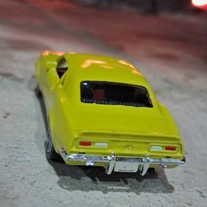 Auto Coleccionable de Metal Amarillo - imagen 3