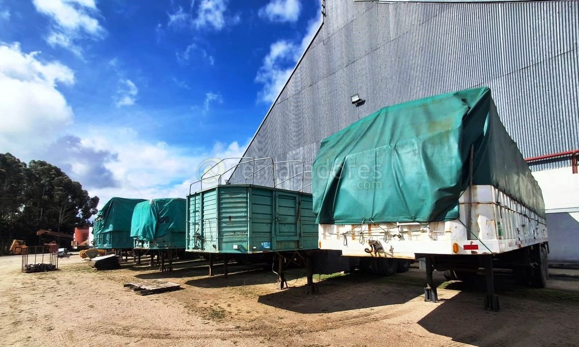 Remolques de Carga Cubiertos con Lona Verde