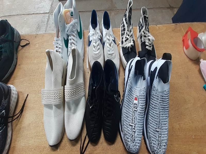 Pares de Zapatillas Deportivas Varias