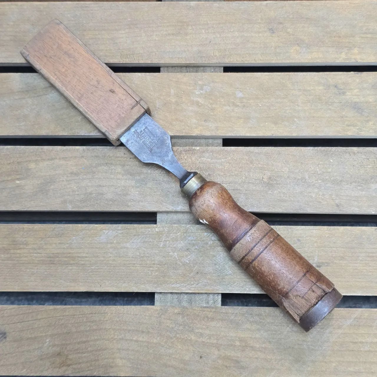 Chisela de madera con cuchilla de metal y inscripción - imagen 1