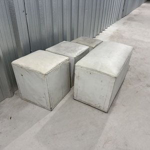 Lote de 4 poofs o banquetas blancas con estructura de madera - imagen 5