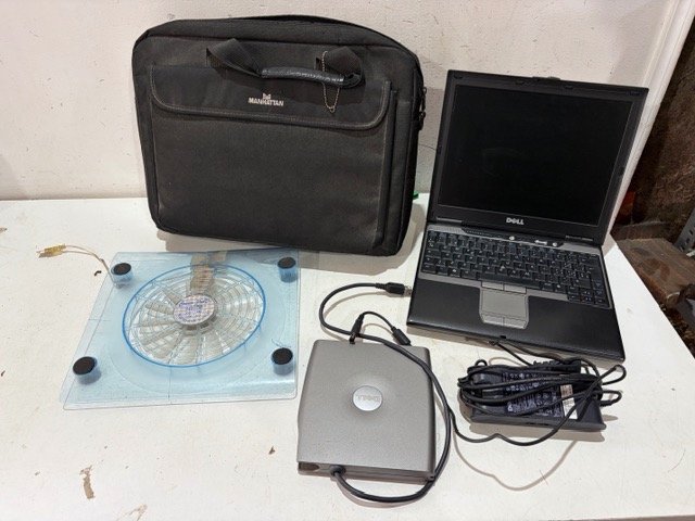Notebook Dell con Cooler y Accesorios