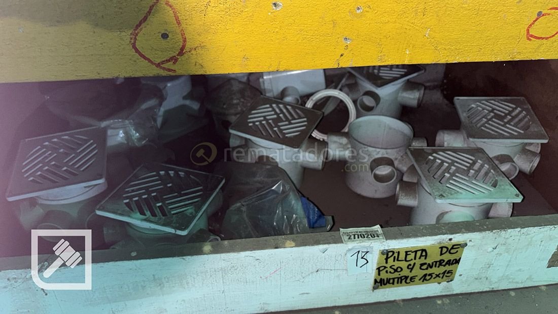 Pileta de Piso y Entrada de Agua con Rejilla