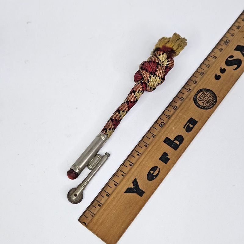 Lote anterior: Yesquero antiguo de mecha, accesorio de lujo