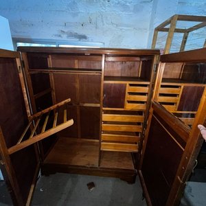 Ropero de Madera Oscura con Dos Puertas y Compartimentos Interiores - imagen 3