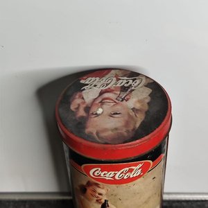 Lote anterior: Lata Grande Coca-Cola Vintage con Imagen de Mujer