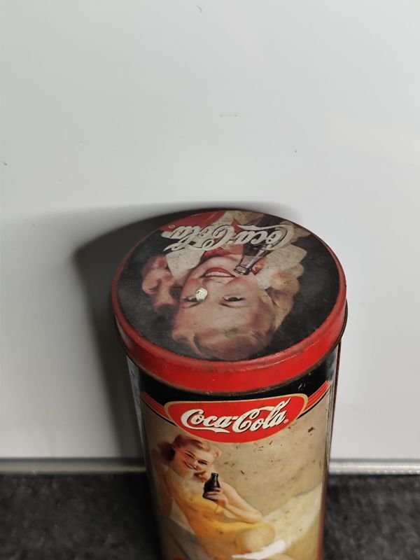 Lata Grande Coca-Cola Vintage con Imagen de Mujer