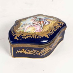 Lote siguiente: Alhajero Francés Sevres Porcelana Azul con Escena Romántica