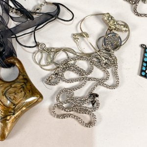 Seis Collares Variados con Dijes y Detalles - imagen 3