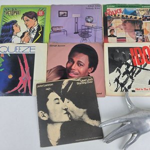 Lote siguiente: Selección de Vinilos Simples: John Lennon, Billy Idol, Elton John y más