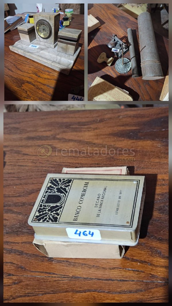 Reloj de mesa antiguo con caja de madera y accesorios