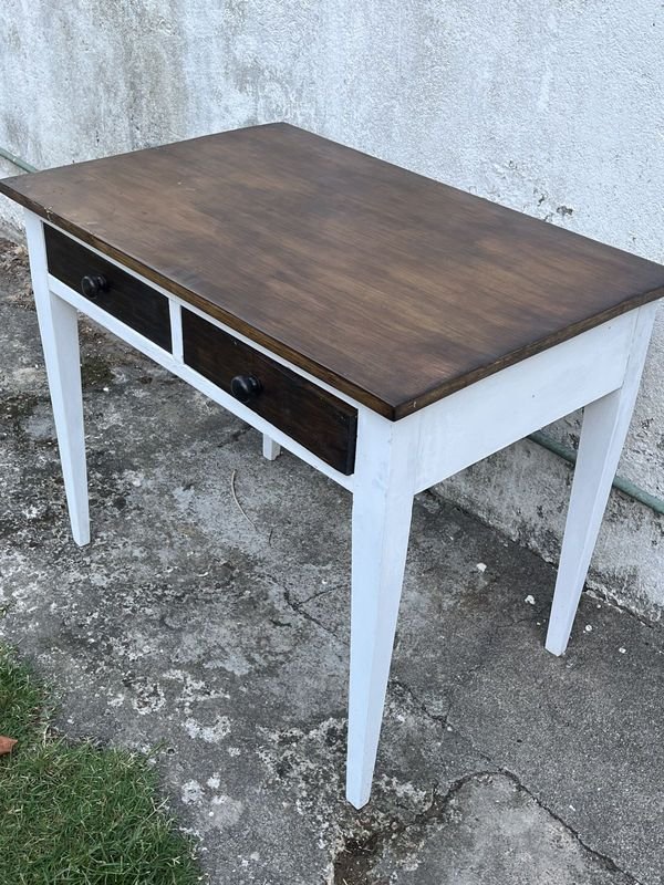 Mesa de dos cajones en buen estado - imagen 3