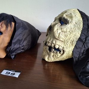 Lote de Cotillón: Máscaras de Terror, Guitarra Inflable, Trompos de Madera y Más - imagen 3