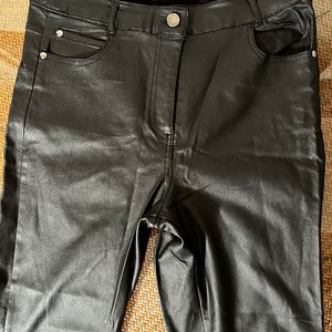 Pantalón chupín de cuerina negra talle S, marca Daniel Cassin - imagen 4