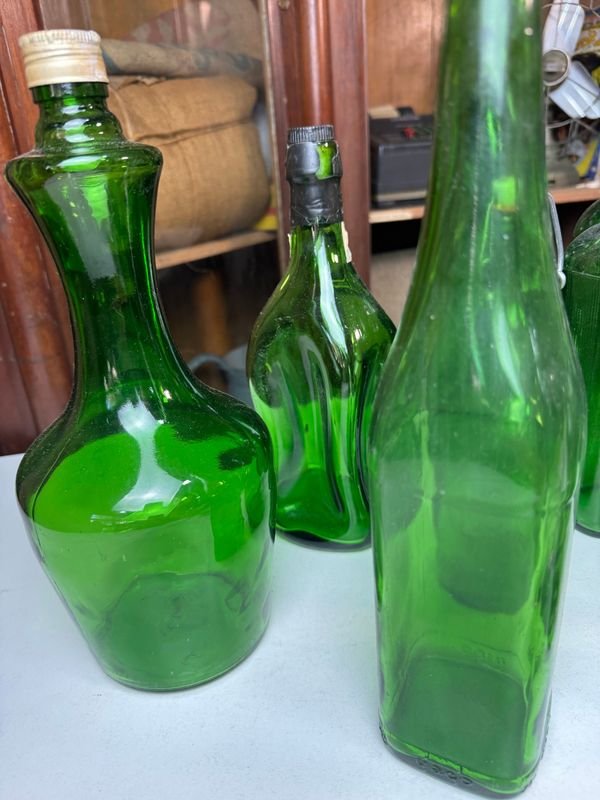 Colección de botellas y vasos de vidrio verde - imagen 6