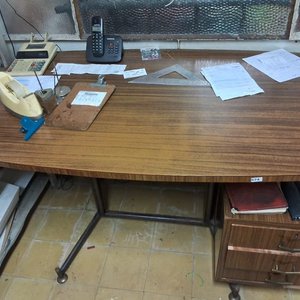 Lote de 2 escritorios de madera y hierro con cajoneras - imagen 2