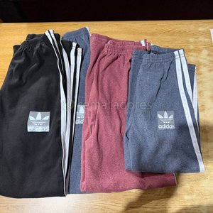 Lote siguiente: Conjunto de Pantalones Deportivos Adidas