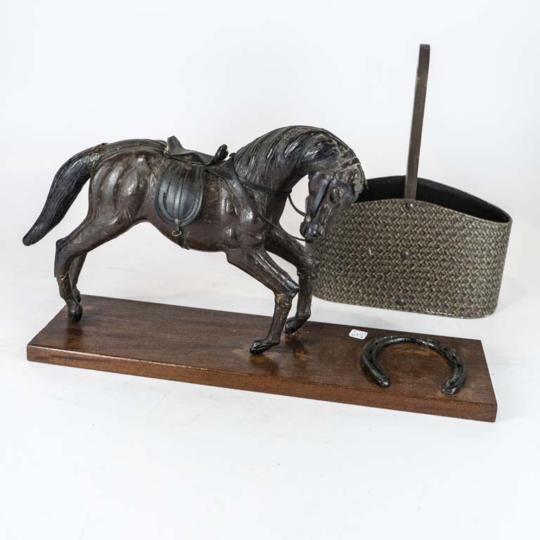 Lote anterior: Maqueta de caballo de pasta forrado en cuero con base de madera (con detalles) y matera  - Medidas: 51x28 y 33cm 