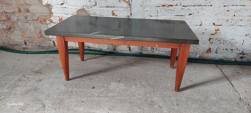 Mesa americana con base en madera y tapa de mármol negro - imagen 3