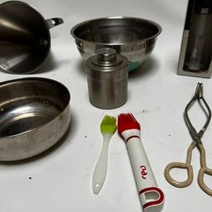 Lote de Bowls y Utensilios de Cocina: Coladores, Pinzas, Pinceles y Más - imagen 3