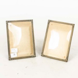 Lote anterior: Set de 2 Portarretratos Antiguos de Bronce y Vidrio Estilo Bombé