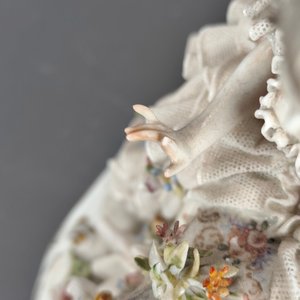 Figura de Porcelana Capodimonte: Dama con Perro y Detalles Florales - imagen 9