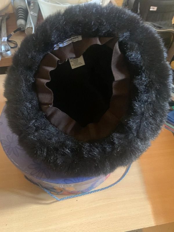 Sombrero y caja de cartón decorada con aplique peludo sintético - imagen 2