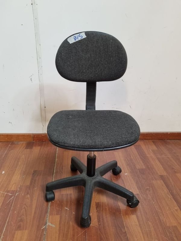 Escritorio Con Bandeja y Silla de Oficina - imagen 2