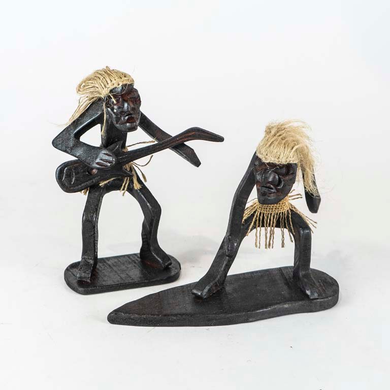 Lote anterior: Dos adornos de madera con instrumentos musicales