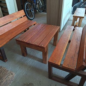 7070 juego de patio en madera nuevo bancos de 110x39 y mesa 52x74x43 - imagen 3