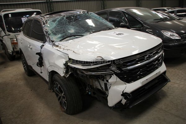Camioneta Chevrolet Blanca con Daños Severos - imagen 1