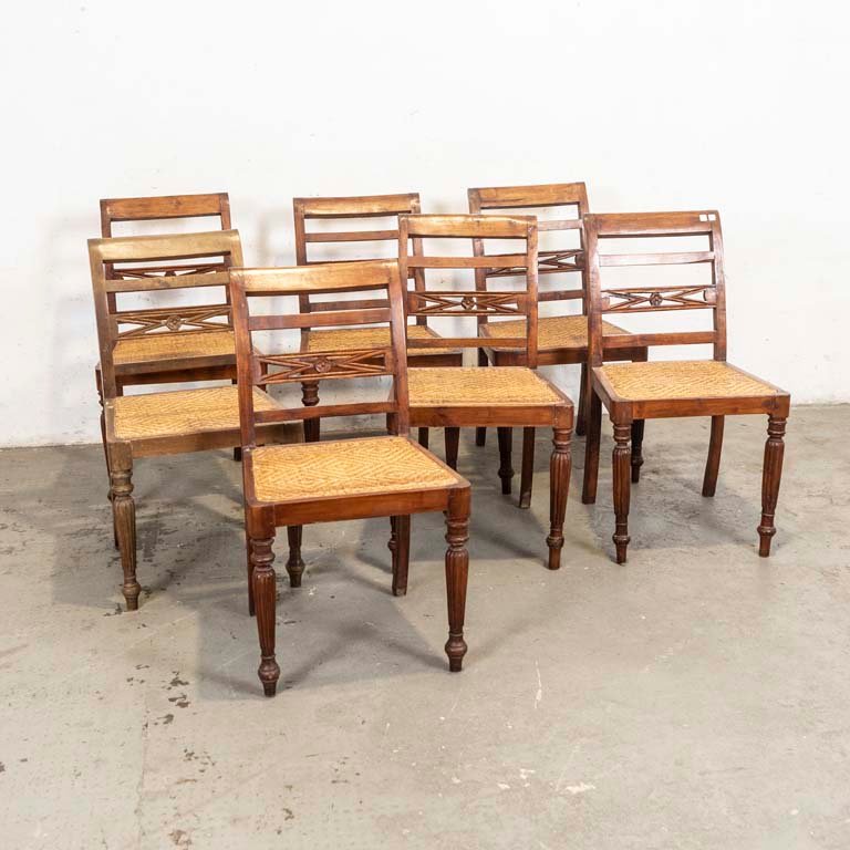 Lote anterior: Sillas de madera con respaldos tallados y asientos de ratán