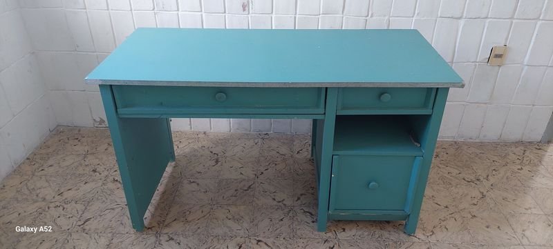 Lote siguiente: Mesa de madera pintada en azul
