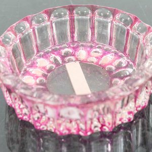 Cenicero de Vidrio Rosa con Detalles Labrados - imagen 2