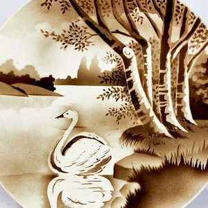 Plato Decorativo Cerámica Paisaje Laguna Cisne Blanco y Marrón 27 cm Diámetro - imagen 2