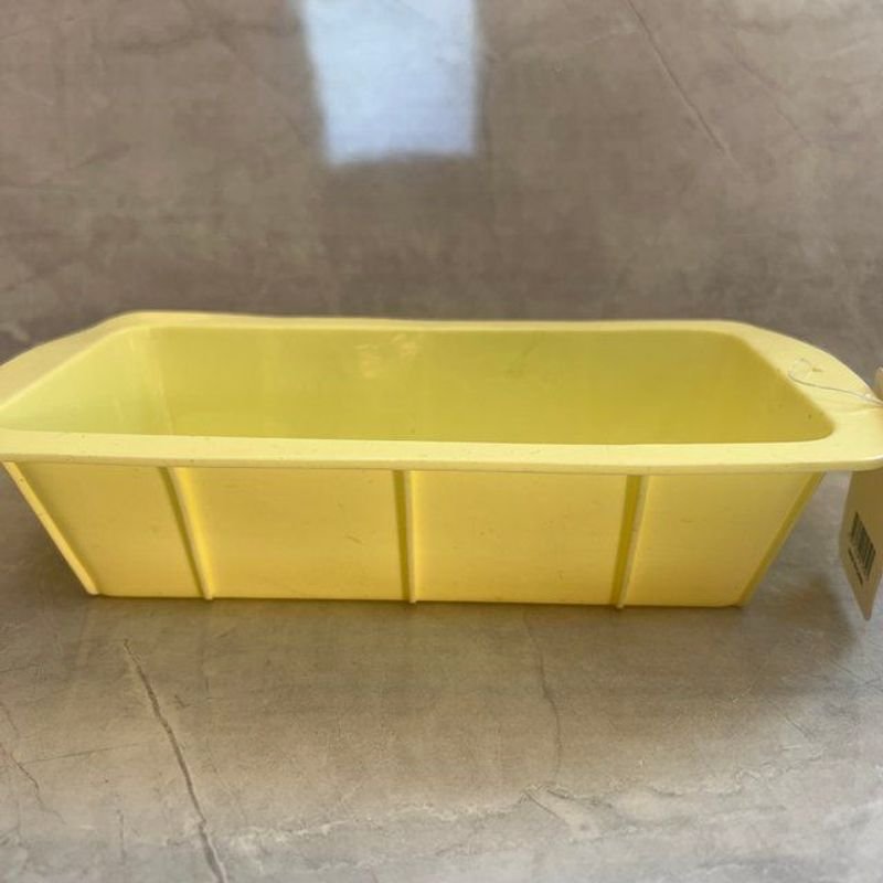 Lote siguiente: Contenedor de plástico amarillo rectangular