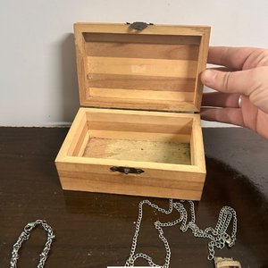 Alajero de Madera con Bijouterie Variada: Collares y Reloj - imagen 4