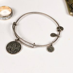 Lote de 6 Joyas: Pulseras, Anillo, Caravanas y Guardapelo - imagen 4