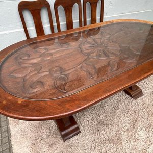 Juego de Comedor: Mesa Oval de Madera Tallada con Tapa de Vidrio y 8 Sillas - imagen 10