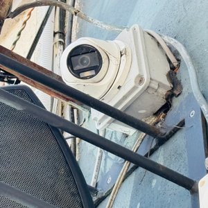 Lote #013 – Sistema de cámaras : Dvr de 6 cámaras, 6 cámaras, detectores de movimiento y rack - imagen 2